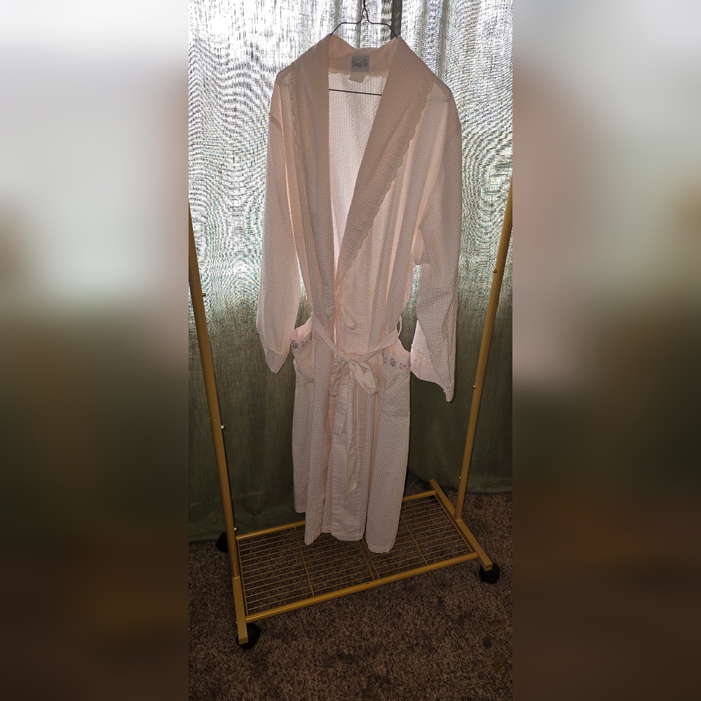 Floral Vanity Fair Robe! - Picture 4 of 8